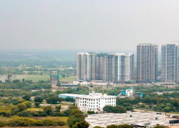 नोएडा में घर खरीदना हुआ और महंगा, प्राधिकरण ने 11% बढ़ाए संपत्तियों के दाम; जानिए नए रेट