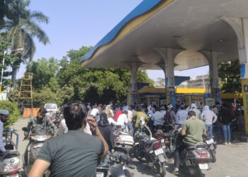 महाराष्ट्र में पेट्रोल-डीजल के लिए मची अफरा-तफरी, सप्लायरों द्वारा सप्लाई रोकने और पंपों की मनमानी से बिगड़े हालात