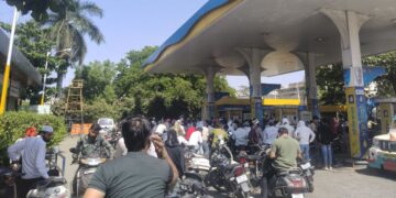 महाराष्ट्र में पेट्रोल-डीजल के लिए मची अफरा-तफरी, सप्लायरों द्वारा सप्लाई रोकने और पंपों की मनमानी से बिगड़े हालात