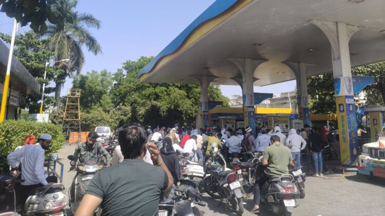 महाराष्ट्र में पेट्रोल-डीजल के लिए मची अफरा-तफरी, सप्लायरों द्वारा सप्लाई रोकने और पंपों की मनमानी से बिगड़े हालात
