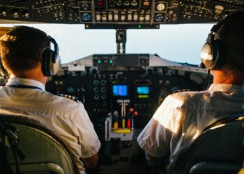 पायलट्स की DGCA को बड़ी चेतावनी! थकान बढ़ी तो खतरे में पड़ सकती है फ्लाइट सेफ्टी, FDTL नियमों पर उठे गंभीर सवाल