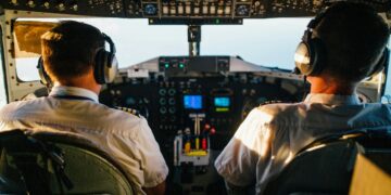 पायलट्स की DGCA को बड़ी चेतावनी! थकान बढ़ी तो खतरे में पड़ सकती है फ्लाइट सेफ्टी, FDTL नियमों पर उठे गंभीर सवाल