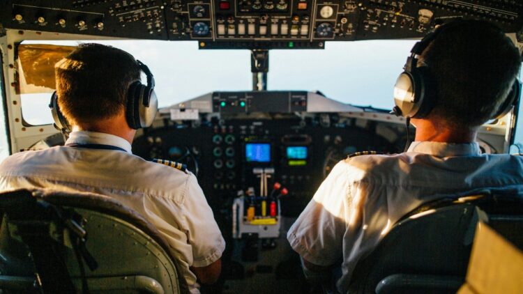 पायलट्स की DGCA को बड़ी चेतावनी! थकान बढ़ी तो खतरे में पड़ सकती है फ्लाइट सेफ्टी, FDTL नियमों पर उठे गंभीर सवाल