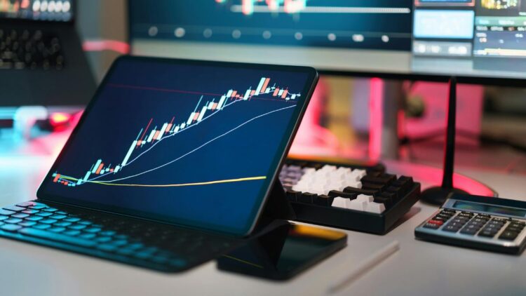 Stock Market Closing: हरे निशान पर बंद हुआ शेयर बाजार, बैंकिंग सेक्टर बना हीरो; फार्मा शेयरों ने किया निराश