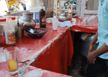 गंभीर आरोप, लस्सी में पेशाब मिलाते हुए देखा गया युवक, मौके पर जुटी भीड़ ने काटा हंगामा