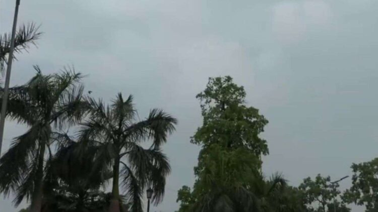 दिल्ली-NCR में तपती गर्मी से राहत, तेज हवाओं के साथ बारिश, आसमान में काले बादलों ने डाला डेरा