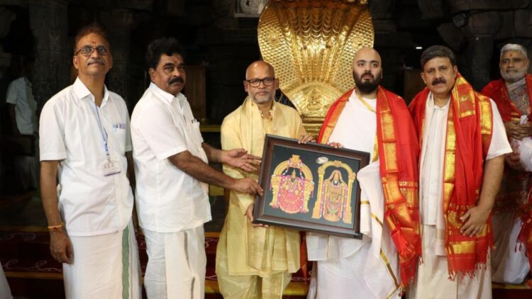 तिरुमला मंदिर पहुंचे अनंत अंबानी, पूजा-अर्चना के बाद कराया मुंडन; दान करेंगे 25 इलेक्ट्रिक बसें, ड्राइवरों का खर्च भी उठाएगी रिलायंस