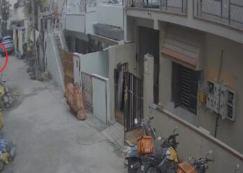VIDEO: रॉटवाइलर नस्ल के कुत्ते ने साइकिल चला रहे बच्चे को काटा, पैरेंट्स ने सवाल किया तो मालिक ने दी धमकी