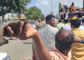 कर्नाटक में कांग्रेस विधायक पर चला जूता, VIDEO भी सामने आया