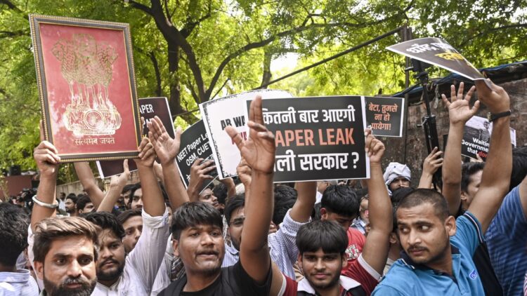 दिल्ली के जंतर-मंतर पर कॉकरोच जनता पार्टी का प्रदर्शन, पुलिस ने शाम 5 बजे तक धरना देने की अनुमति दी