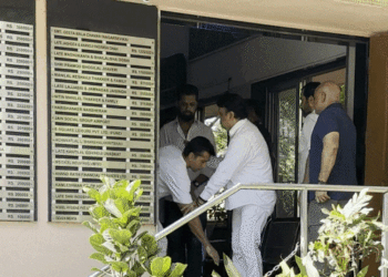 वरुण धवन ने पैर छूकर गोविंदा का लिया आशीर्वाद:गले भी लगे, डेविड धवन को भी संभालते दिखे; देखें वीडियो