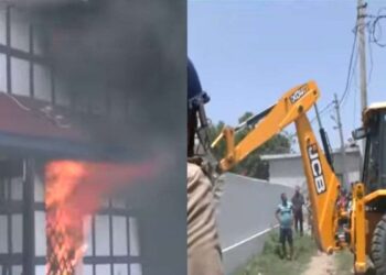 देहरादून के विकासनगर में बुलडोजर एक्शन, हिंदू युवक की हत्या के बाद ढहाया गया आरोपी का घर