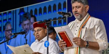DK शिवकुमार ने लोक भवन के मंच का रुख क्यों बदला, पूर्व दिशा की ओर मुंह कर क्यों ली CM पद की शपथ?