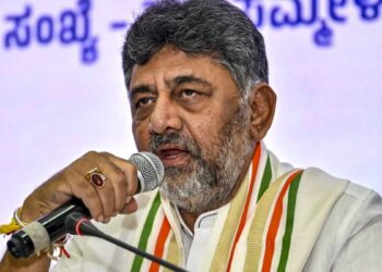 CM बनते ही DK शिवकुमार ने स्टूडेंट्स को दिया फ्री बस पास का तोहफा, पढ़ें नौकरी और यूथ क्लब पर कर्नाटक की नई सरकार के फैसले