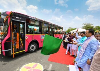 राजस्थान की सड़कों पर उतरीं इलेक्ट्रिक बसें, मुख्यमंत्री ने 47 बसों को हरी झंडी दिखाकर किया रवाना