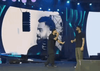 विराट कोहली ने औजला के सॉन्ग पर डांस किया,VIDEO:गुरुग्राम में स्टेज पर बैठकर गाने भी सुने; क्रिकेटर ने अपना ब्रांड लॉन्च किया