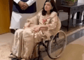 व्हीलचेयर में पद्म अवॉर्ड में पहुंची थीं सिंगर अल्का याग्निक:हेल्थ पर सवाल उठे तो दी सफाई, कहा- रिकवरी चल रही है, मैं थक गई थी