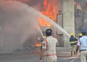 हैदराबाद के कमर्शियल कॉम्प्लेक्स में लगी भीषण आग, दमकल की कई गाड़ियां मौके पर