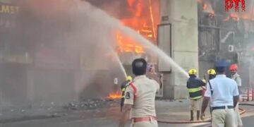 हैदराबाद के कमर्शियल कॉम्प्लेक्स में लगी भीषण आग, दमकल की कई गाड़ियां मौके पर
