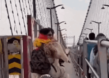 ऋषिकेश में स्कूटी पर घूमती नजर आईं रवीना टंडन:परमार्थ निकेतन में गंगा आरती में हुईं शामिल, स्वामी चिदानंद सरस्वती का लिया आशीर्वाद