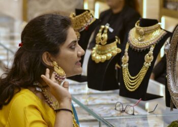 महंगा हुआ सोना, 1.60 लाख रुपये के पार पहुंची कीमतें, जानें चांदी के भाव में आज क्या हुआ बदलाव