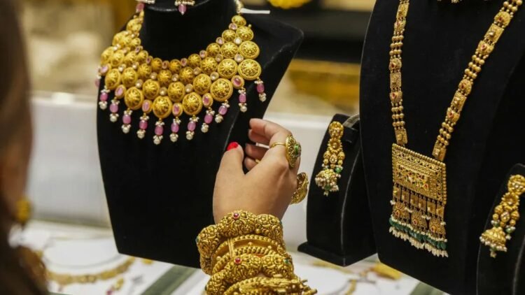 Gold Price Today: तनिष्क, कल्याण ज्यूलर्स जैसे बड़े स्टोर्स पर क्या है सोने का भाव, देखें आज की ताजा कीमतें