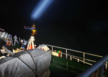 भीषण मौसम में समुद्र में फंसी मछली पकड़ने वाली नाव, कोस्ट गार्ड ने बचाई 6 मछुआरों की जान; देखें VIDEO