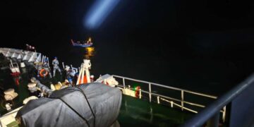 भीषण मौसम में समुद्र में फंसी मछली पकड़ने वाली नाव, कोस्ट गार्ड ने बचाई 6 मछुआरों की जान; देखें VIDEO