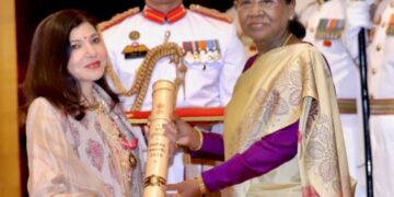 पद्म भूषण मिलने के बाद भावुक हुईं सिंगर अल्का याग्निक:कहा- मुश्किल दौर से गुजर रही हूं; 2 साल पहले अचानक सुनाई देना बंद हुआ, सिंगिंग छोड़ी