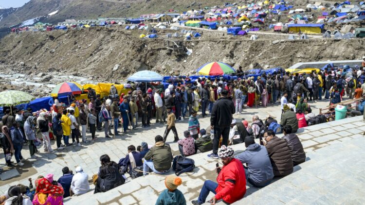 केदारनाथ ट्रेक में लिया शॉर्टकट, पैर फिसलने से गहरी खाई में गिरे 2 युवा, एक की मौत दूसरे की हालत गंभीर