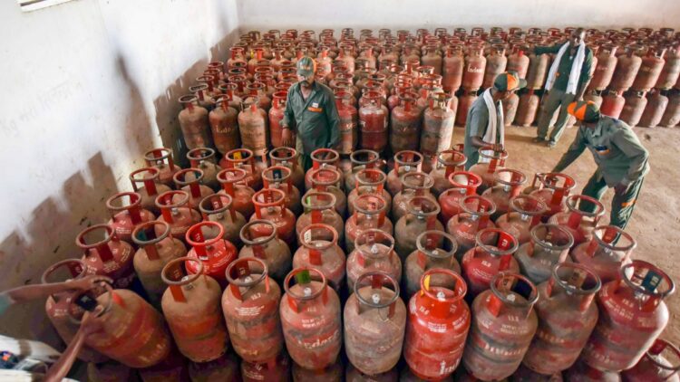 रसोई गैस के दाम बढ़े, ₹29 महंगा हुआ 14.2 किलोग्राम वाला सिलेंडर, तीन महीने में 89 रुपये बढ़ीं कीमतें