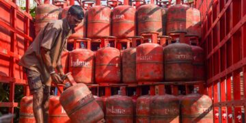 ₹29 महंगा हुआ 14.2 किलो वाला LPG सिलेंडर, जानें आपके शहर में अब कितने रुपये में मिलेगा घरेलू गैस सिलेंडर