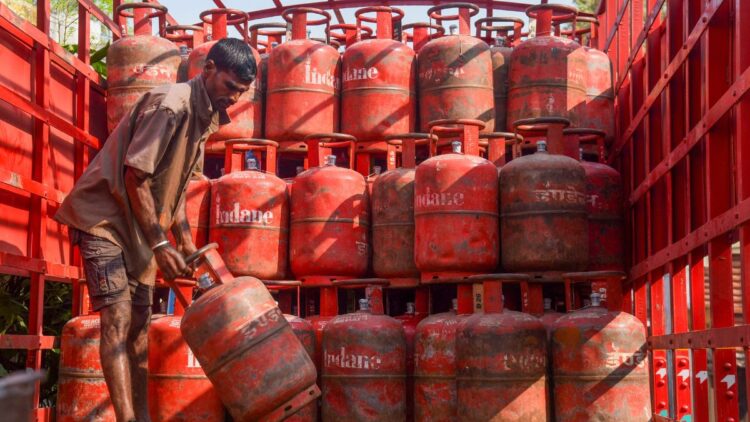 ₹29 महंगा हुआ 14.2 किलो वाला LPG सिलेंडर, जानें आपके शहर में अब कितने रुपये में मिलेगा घरेलू गैस सिलेंडर