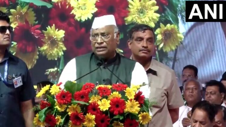 ‘डीके-डीके’ के नारे सुनकर भड़के मल्लिकार्जुन खरगे, सीएम शिवकुमार के सामने मंच से ही लगा दी कार्यकर्ताओं की क्लास