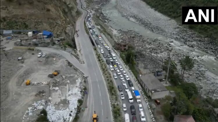 हिमाचल प्रदेश: कुल्लू-मनाली में सड़कों पर लगी गाड़ियों की लंबी कतारें, VIDEO देखकर बदल देंगे घूमने का प्लान
