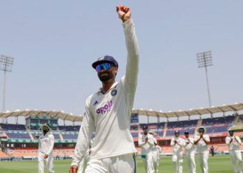 Sunil Gavaskar भी हुए Manav Suthar के मुरीद, 6 Wickets वाले प्रदर्शन को बताया 'शानदार'।