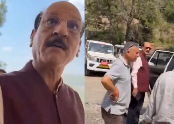 नगरपालिका की वोटिंग में पोलिंग बूथ के अंदर कई लोगों के साथ घुसे मंत्री जी, महिला कार्यकर्ताओं ने भगाया-VIDEO