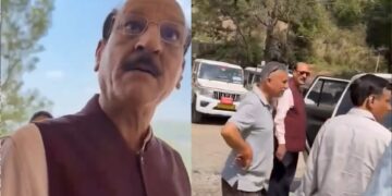 नगरपालिका की वोटिंग में पोलिंग बूथ के अंदर कई लोगों के साथ घुसे मंत्री जी, महिला कार्यकर्ताओं ने भगाया-VIDEO
