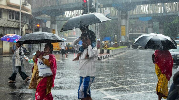 आज का मौसमः कहां तक पहुंचा मानसून? बिहार से लेकर मुंबई तक आंधी तूफान के साथ बारिश का अलर्ट; दिल्ली में बढ़ी गर्मी