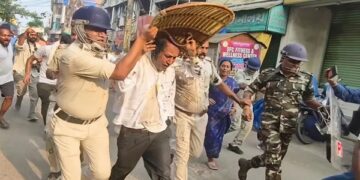 VIDEO: ममता के ‘चहेते’ ने मूंछ मुंडवाई, हुलिया बदला फिर भी केरल से घसीट लाई पुलिस, स्वपन नंदी को जनता ने अंडों से नहलाया