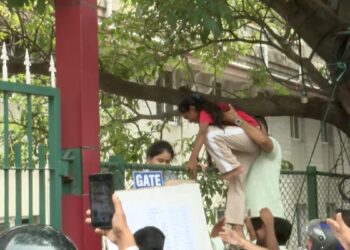 NEET Re-Exam: कांग्रेस रैली से जाम में फंसीं, एग्जाम सेंटर पर 2 मिनट लेट पहुंचीं 3 छात्राएं, रेलिंग फांदकर भी नहीं मिली एंट्री