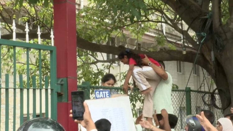 NEET Re-Exam: कांग्रेस रैली से जाम में फंसीं, एग्जाम सेंटर पर 2 मिनट लेट पहुंचीं 3 छात्राएं, रेलिंग फांदकर भी नहीं मिली एंट्री