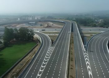 New Noida Mega Plan: नया नोएडा का यमुना और गंगा एक्सप्रेसवे से होगा सीधा कनेक्शन, शहर के चारों ओर बनेगी 130 मीटर चौड़ी सड़क!
