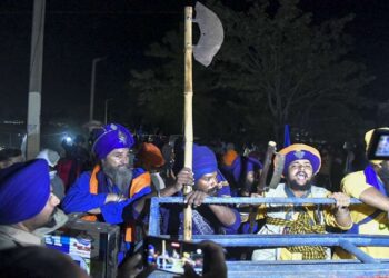 हिमाचल-उत्तराखंड बॉर्डर पर टेंशन, पुलिस का सुरक्षा घेरा तोड़ आगे बढ़े निहंग; क्या है पूरा विवाद?