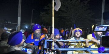हिमाचल-उत्तराखंड बॉर्डर पर टेंशन, पुलिस का सुरक्षा घेरा तोड़ आगे बढ़े निहंग; क्या है पूरा विवाद?