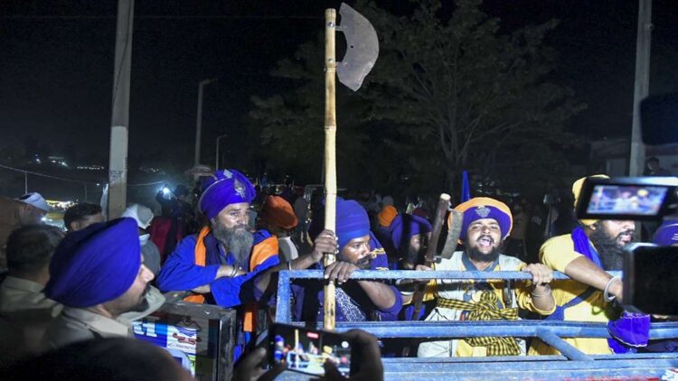 हिमाचल-उत्तराखंड बॉर्डर पर टेंशन, पुलिस का सुरक्षा घेरा तोड़ आगे बढ़े निहंग; क्या है पूरा विवाद?