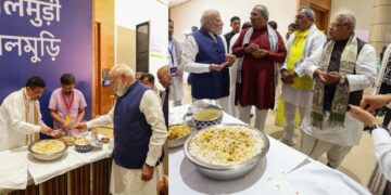 भारत मंडपम में हुई NDA की बैठक, शुभेंदु अधिकारी ने PM मोदी को खिलाई झालमुरी, प्रधानमंत्री ने भी साथियों को अपने हाथ से बांटी, देखें VIDEO
