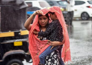 आज का मौसमः 70 किमी की स्पीड से आंधी, देश में उत्तर से लेकर दक्षिण तक बारिश के आसार, जानिए अपने इलाके का हाल