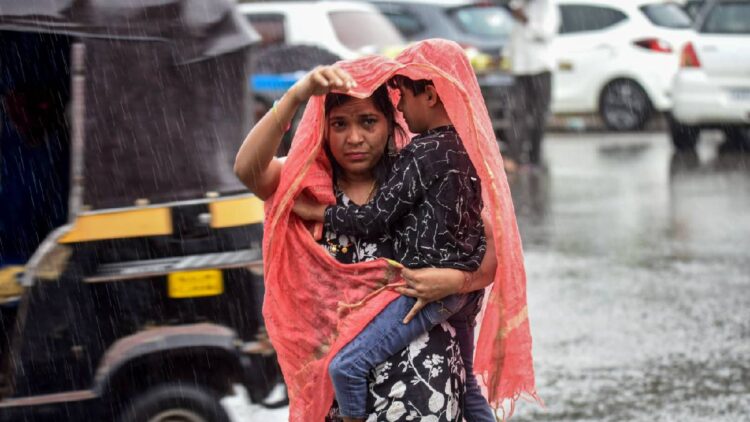 आज का मौसमः 70 किमी की स्पीड से आंधी, देश में उत्तर से लेकर दक्षिण तक बारिश के आसार, जानिए अपने इलाके का हाल
