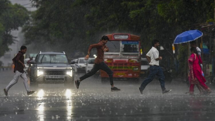 4 राज्यों में भारी बारिश का रेड अलर्ट, छत्तीसगढ़ में दस्तक दे सकता है मानसून, 5 राज्यों में हीटवेव का अलर्ट जारी